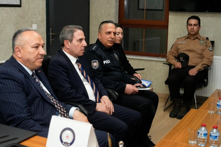 Bakan Çiftçiden polis merkezi amirliğine ziyaret