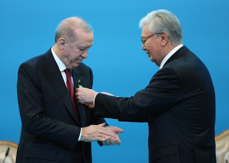 Ahmet Yesevi Nişanı ilk kez Cumhurbaşkanı Erdoğana takdim edildi | Önümüzdeki dönemi inşallah Türk Dünyası Yüzyılı yapacağız