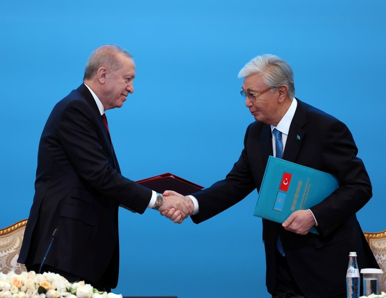 Ahmet Yesevi Nişanı ilk kez Cumhurbaşkanı Erdoğana takdim edildi | Önümüzdeki dönemi inşallah Türk Dünyası Yüzyılı yapacağız