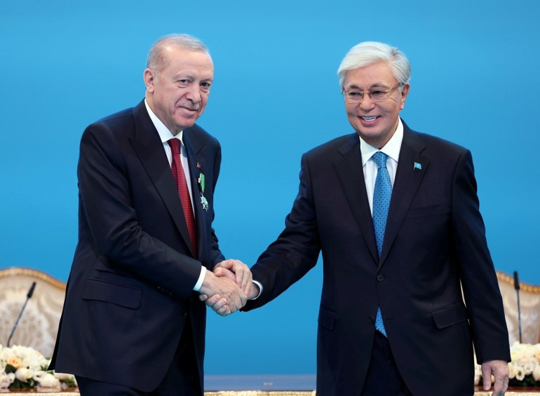 Ahmet Yesevi Nişanı ilk kez Cumhurbaşkanı Erdoğana takdim edildi | Önümüzdeki dönemi inşallah Türk Dünyası Yüzyılı yapacağız
