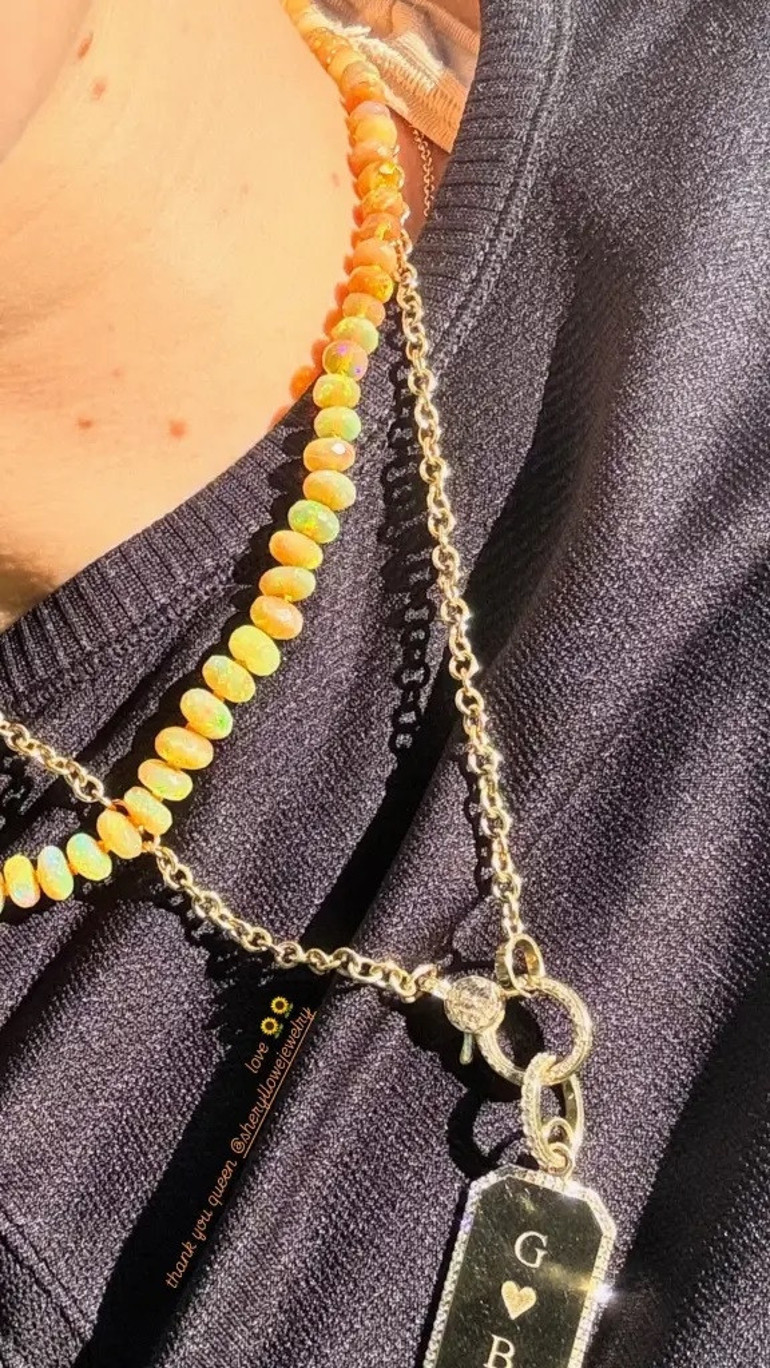 ‘Gittiğim her yerde yanımdasın sevgilim’ Büyük aşkının adını boynunda taşıyor…