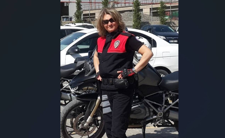 Patronun yakın koruması olan kadın kabusu yaşadı Görev tanımında olmamasına rağmen yapıyordu... Çevredekiler köpeği oyalayarak kurtardı