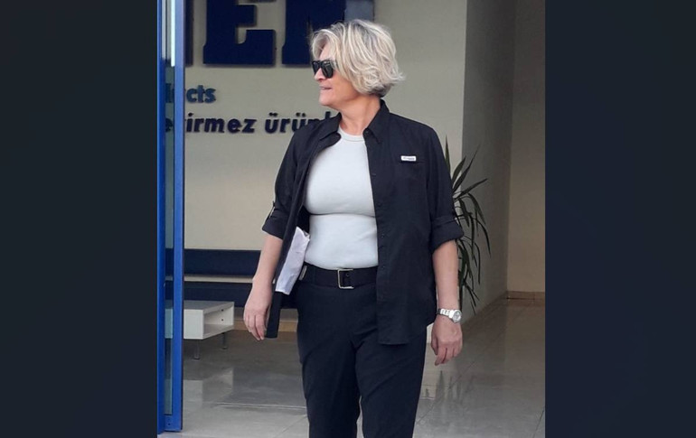 Patronun yakın koruması olan kadın kabusu yaşadı Görev tanımında olmamasına rağmen yapıyordu... Çevredekiler köpeği oyalayarak kurtardı