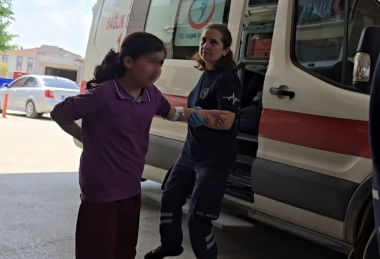  Marketten alıp yiyen 28 öğrenci hastaneye kaldırıldı