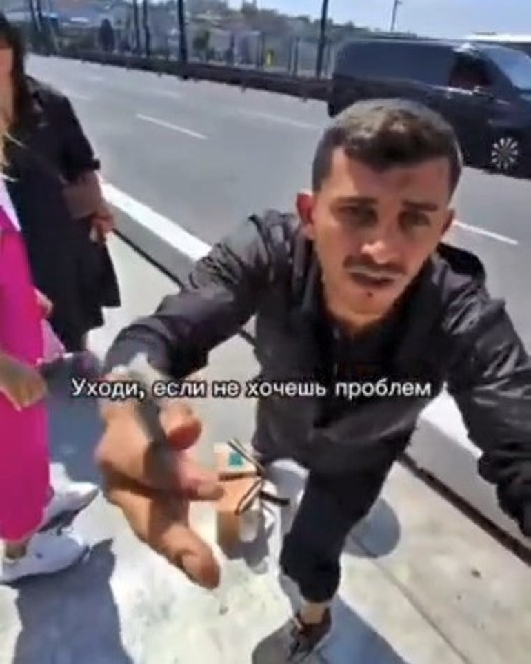Küfürler edip ahlaksız hareketlerde bulundular Galata Köprüsünde turistleri taciz eden şüpheliler yakalandı