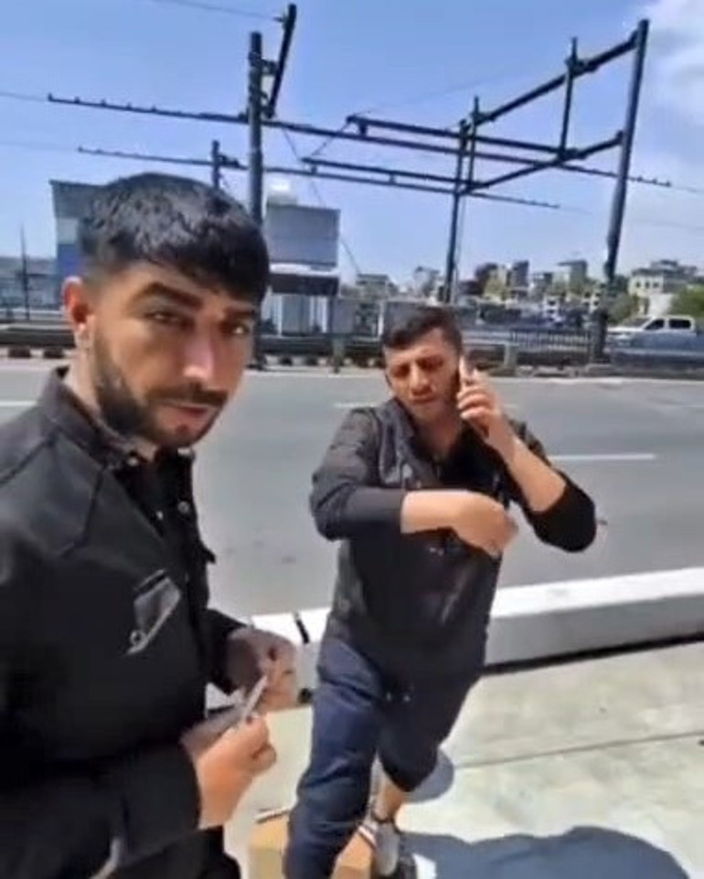 Küfürler edip ahlaksız hareketlerde bulundular Galata Köprüsünde turistleri taciz eden şüpheliler yakalandı