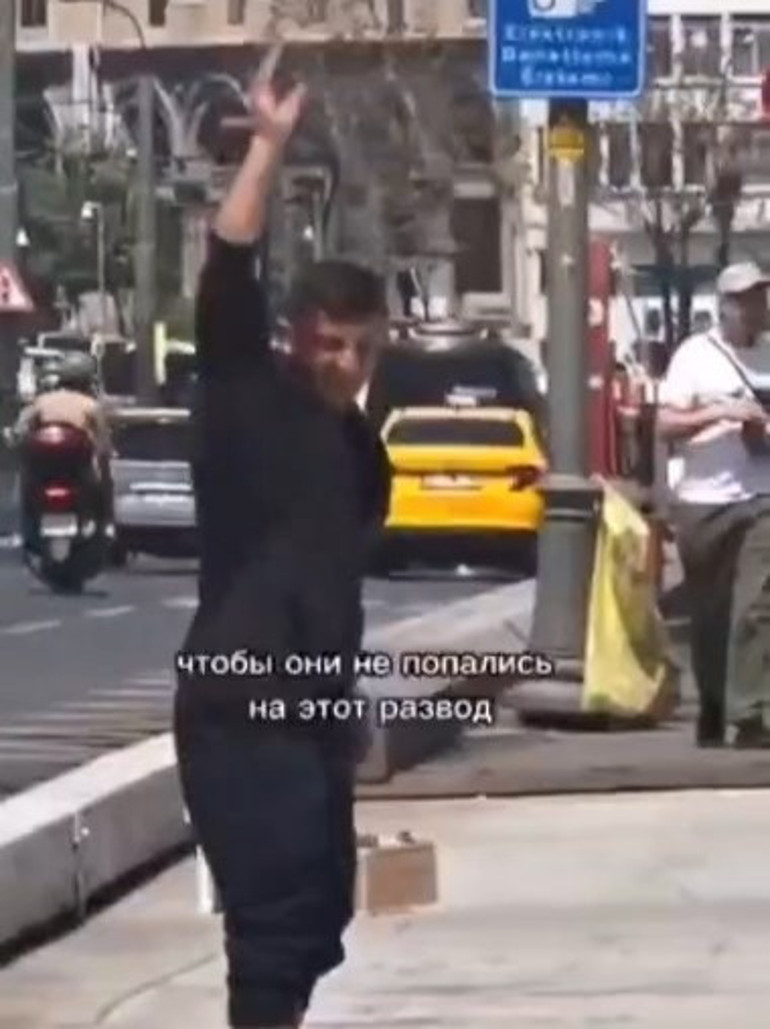 Küfürler edip ahlaksız hareketlerde bulundular Galata Köprüsünde turistleri taciz eden şüpheliler yakalandı