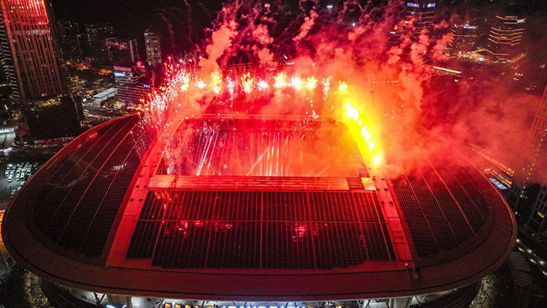Şampiyon Galatasaraydan 4x4lük kutlama