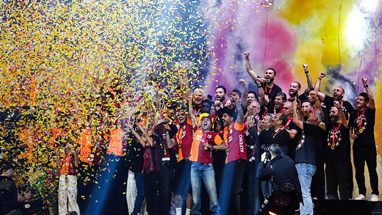 Şampiyon Galatasaraydan 4x4lük kutlama