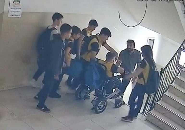 Duygulandıran anlar... Bedensel engelli öğrencisini sırtında taşıdı