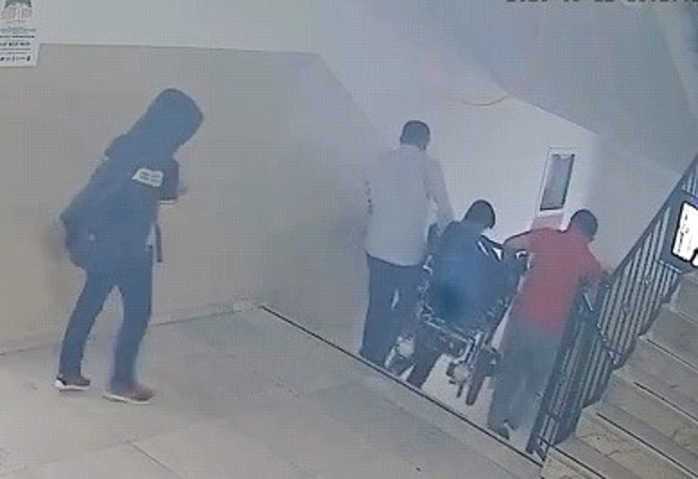 Duygulandıran anlar... Bedensel engelli öğrencisini sırtında taşıdı