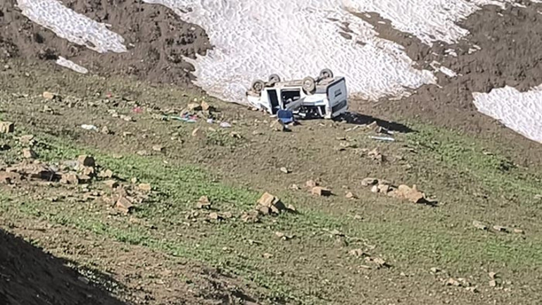 İşçileri taşıyan minibüs, uçuruma yuvarlandı: 1 ölü, 7 yaralı