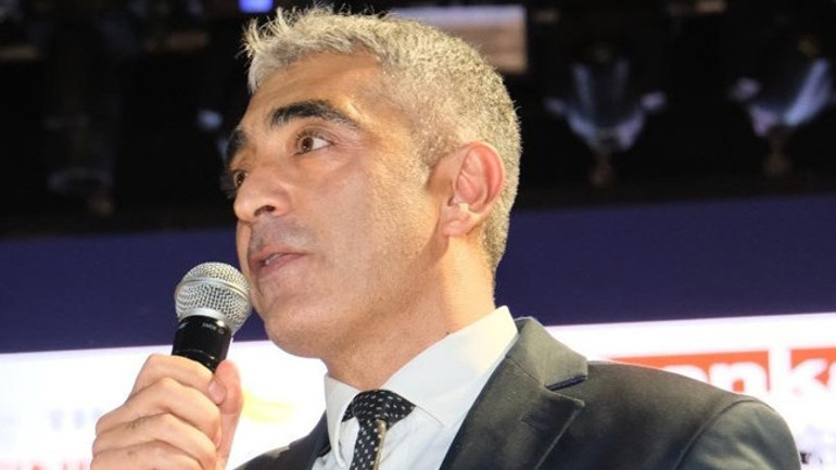 Seyhan’ın kıyısında alkışlar geceye karıştı