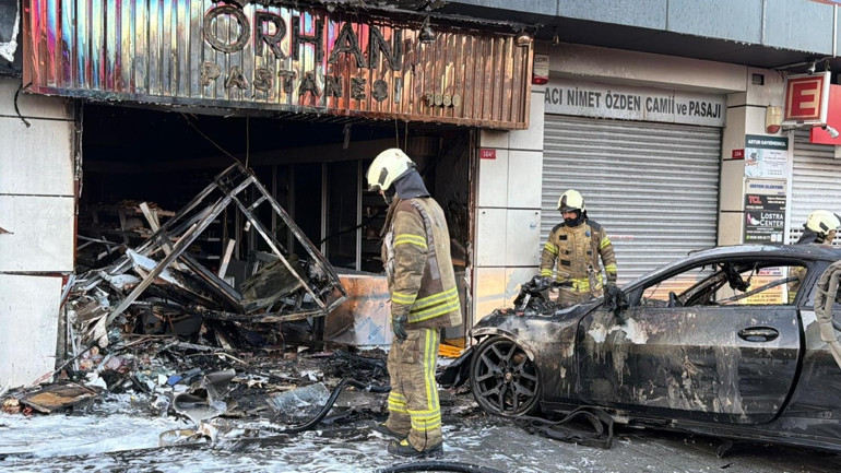 Şişli’de otomobil iş yerine girdi, yangın çıktı