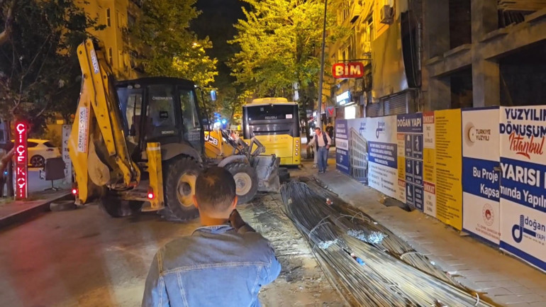 Yolda bulunuyordu, İETT otobüsünün altını delip içeri girdi: 1 yolcu yaralandı