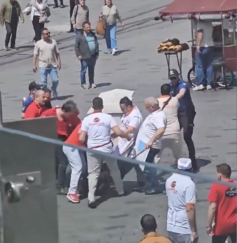 Yer: Taksim Esnafı sindireceklerini sandılar: Sopalarla gelip tekme tokat dayak yediler