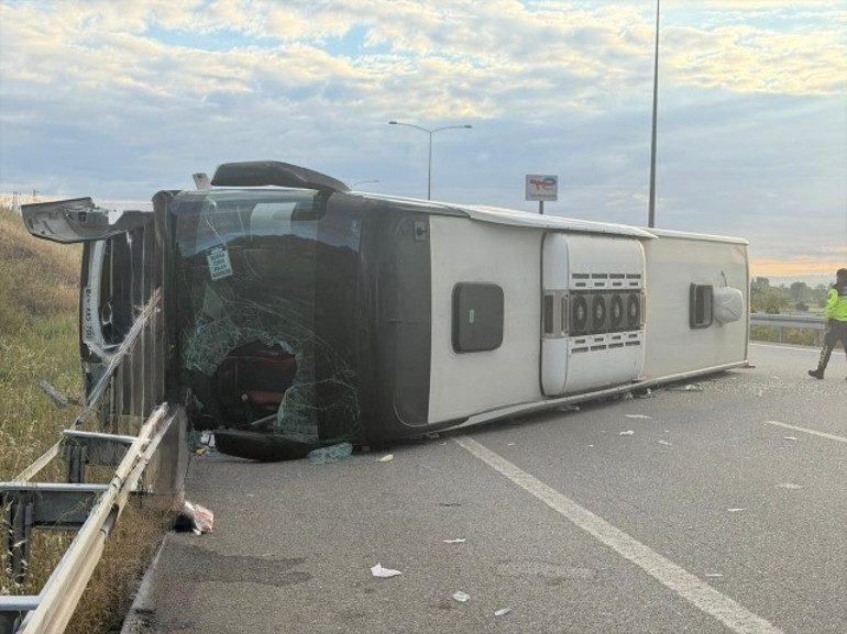 Yolcu otobüsü otobanda kontrolden çıkıp devrildi: 36 yaralı