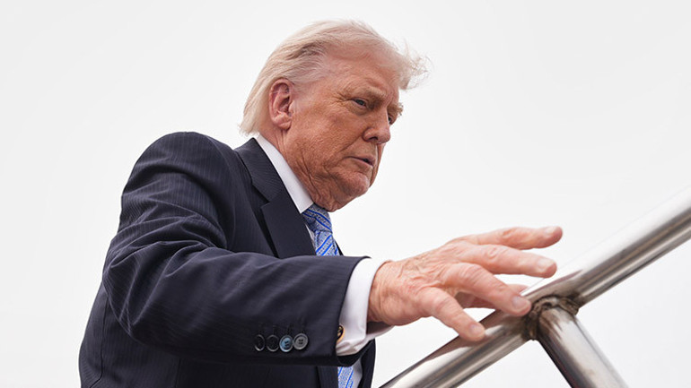 Trumpın Çin ziyaretinde kriz üstüne kriz Beyaz Saray görevlisi ezildi... Hediyeler çöpe gitti