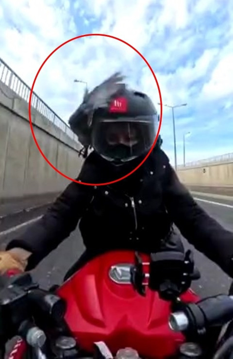 Seyir halindeki motosiklet sürücüsü neye uğradığını şaşırdı