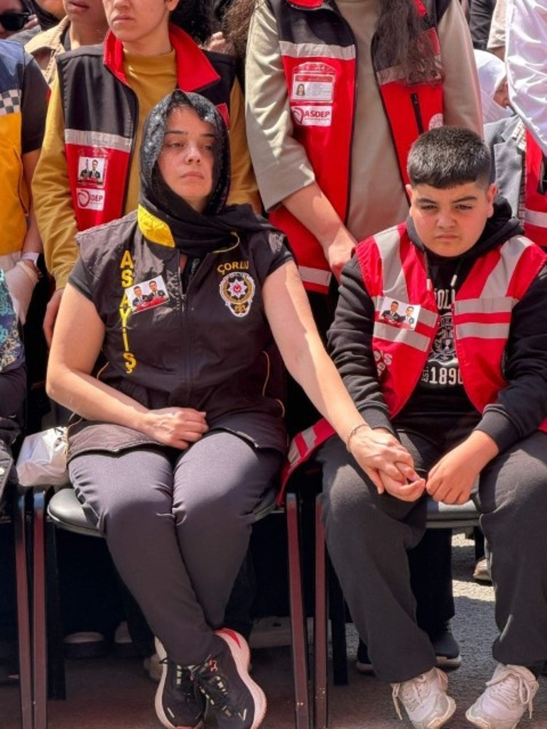 Acılı bir eş, acılı bir evlat | Şehitlerimize son veda: Cenazede kahreden anlar