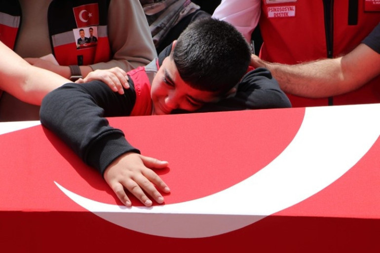 Acılı bir eş, acılı bir evlat | Şehitlerimize son veda: Cenazede kahreden anlar