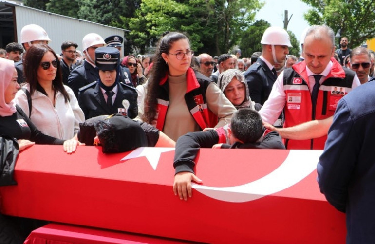 Acılı bir eş, acılı bir evlat | Şehitlerimize son veda: Cenazede kahreden anlar