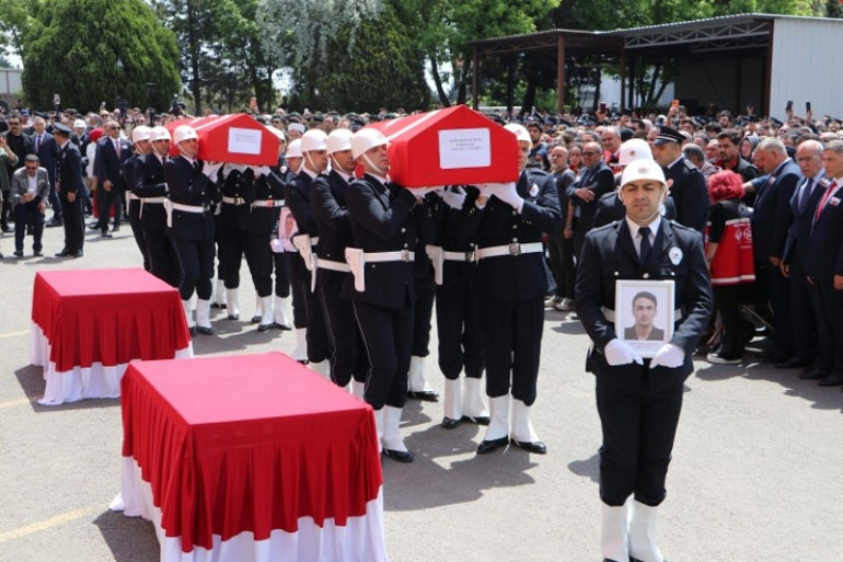Acılı bir eş, acılı bir evlat | Şehitlerimize son veda: Cenazede kahreden anlar
