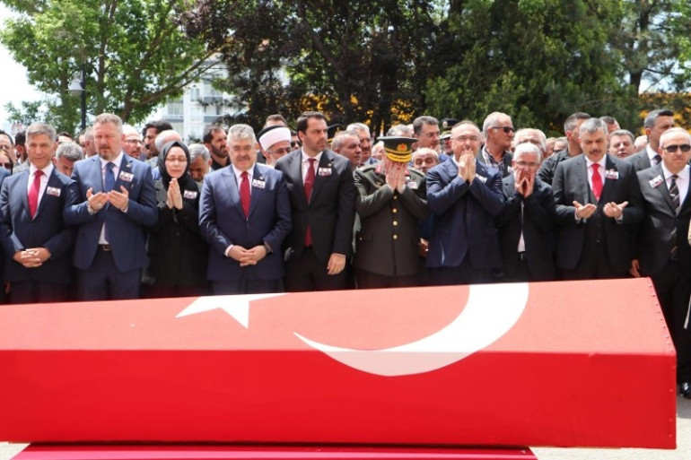 Acılı bir eş, acılı bir evlat | Şehitlerimize son veda: Cenazede kahreden anlar