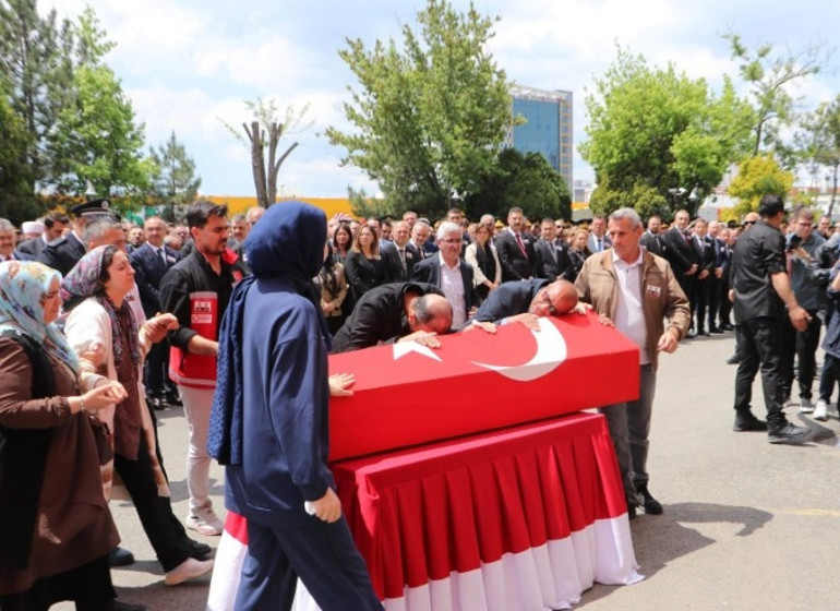 Acılı bir eş, acılı bir evlat | Şehitlerimize son veda: Cenazede kahreden anlar