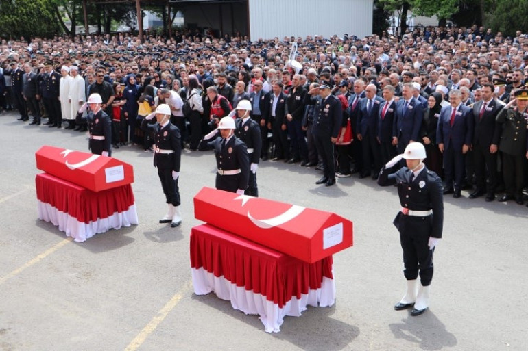 Acılı bir eş, acılı bir evlat | Şehitlerimize son veda: Cenazede kahreden anlar