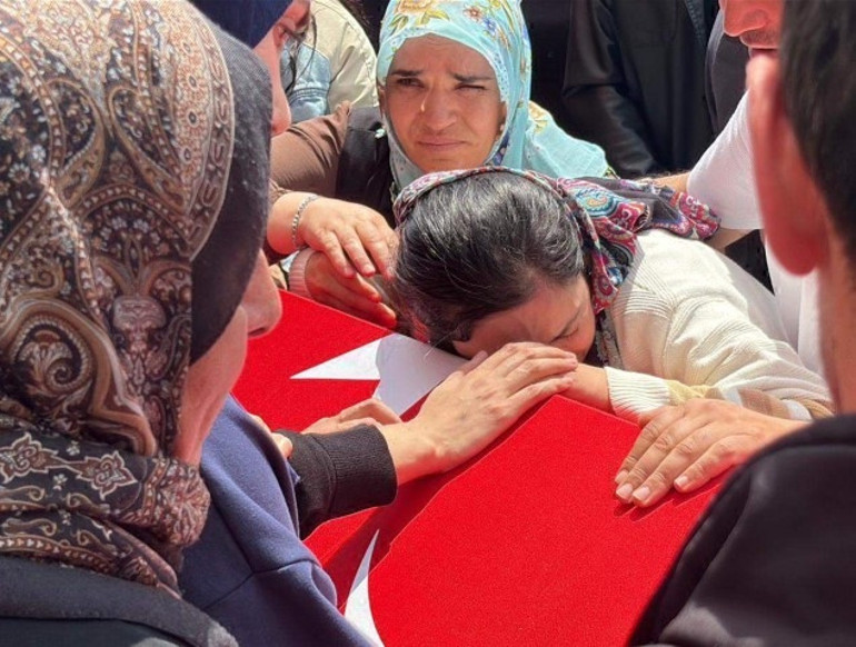 Acılı bir eş, acılı bir evlat | Şehitlerimize son veda: Cenazede kahreden anlar