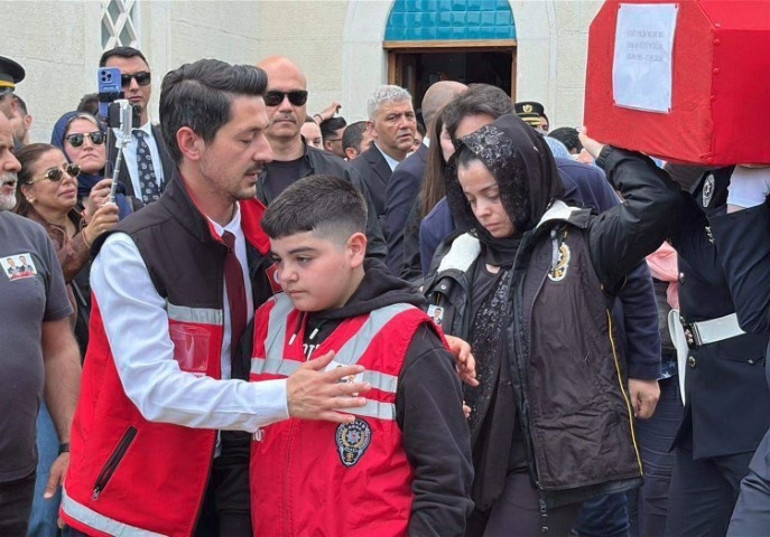 Acılı bir eş, acılı bir evlat | Şehitlerimize son veda: Cenazede kahreden anlar