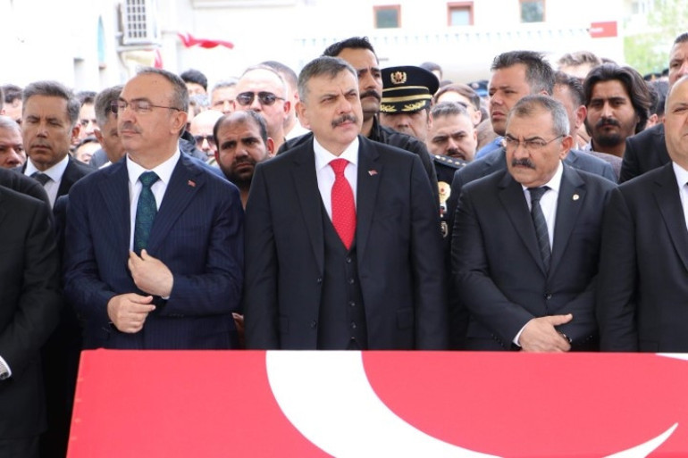Acılı bir eş, acılı bir evlat | Şehitlerimize son veda: Cenazede kahreden anlar