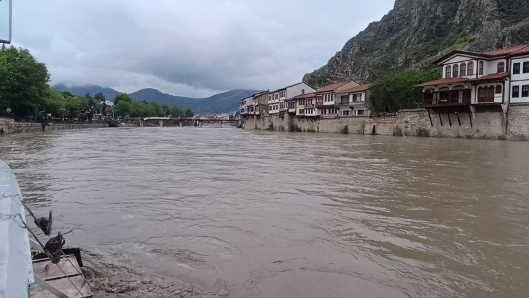 Sel ve taşkın riski Tokatın Turhal ilçesinde eğitime 3 gün, Amasya’da eğitime 1 gün ara verildi