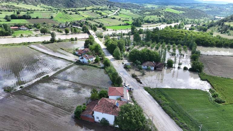 Sel ve taşkın riski Tokatın Turhal ilçesinde eğitime 3 gün, Amasya’da eğitime 1 gün ara verildi