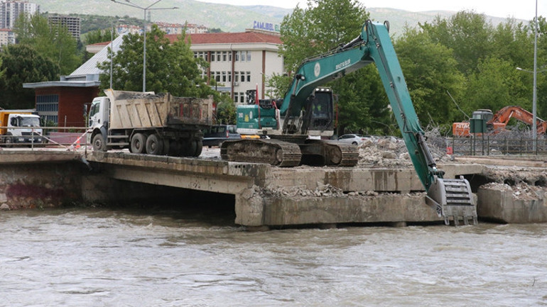 Sel ve taşkın riski Tokatın Turhal ilçesinde eğitime 3 gün, Amasya’da eğitime 1 gün ara verildi