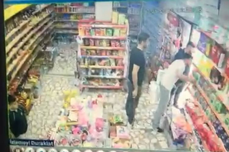  Korkudan annesinin arkasına saklandı