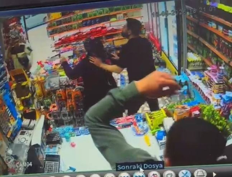 Korkudan annesinin arkasına saklandı