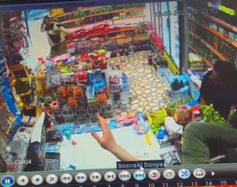  Korkudan annesinin arkasına saklandı