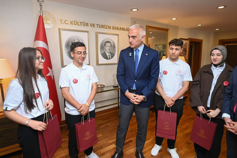 Bakan Ersoy, 19 Mayısta genç sanatçıları ağırladı
