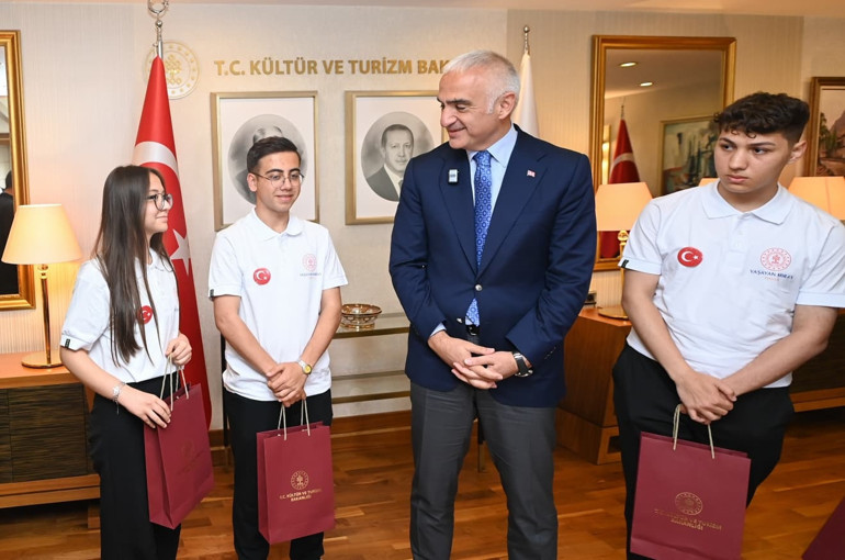 Bakan Ersoy, 19 Mayısta genç sanatçıları ağırladı