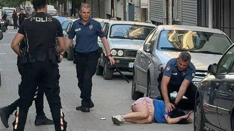 Aydında korku dolu anlar Kılıçla kendisine ve ailesine zarar verdi, biber gazıyla etkisiz hale getirildi