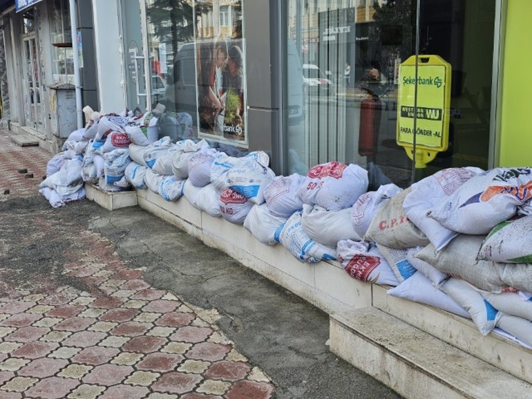 Tüm ilçede teyakkuza geçildi Sel sonrası mahalleler tahliye edildi, kum torbaları ile bariyer oluşturuldu