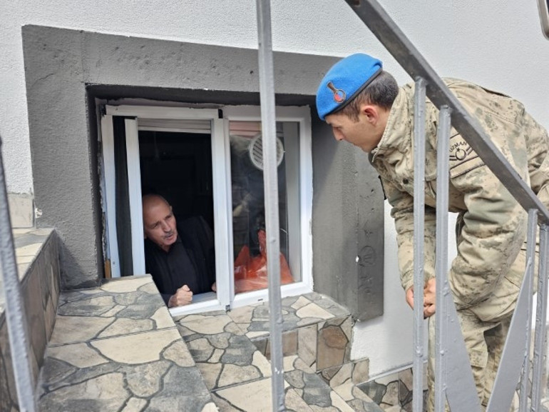 Tüm ilçede teyakkuza geçildi Sel sonrası mahalleler tahliye edildi, kum torbaları ile bariyer oluşturuldu