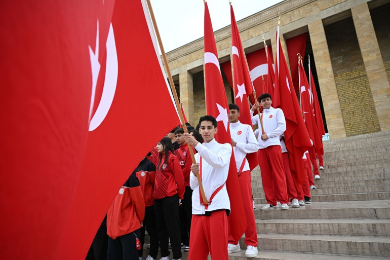 81 ilden gençler Anıtkabirde: 19 Mayıs Atatürkü Anma, Gençlik ve Spor Bayramı coşkuyla kutlanıyor