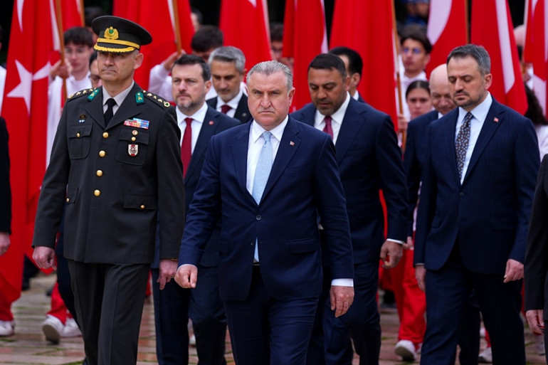 81 ilden gençler Anıtkabirde: 19 Mayıs Atatürkü Anma, Gençlik ve Spor Bayramı coşkuyla kutlanıyor