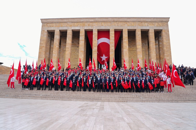 81 ilden gençler Anıtkabirde: 19 Mayıs Atatürkü Anma, Gençlik ve Spor Bayramı coşkuyla kutlanıyor