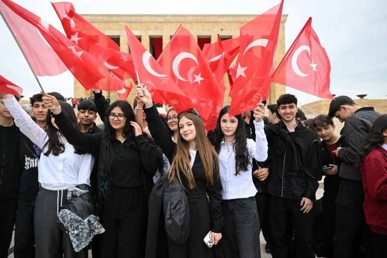 81 ilden gençler Anıtkabirde: 19 Mayıs Atatürkü Anma, Gençlik ve Spor Bayramı coşkuyla kutlanıyor