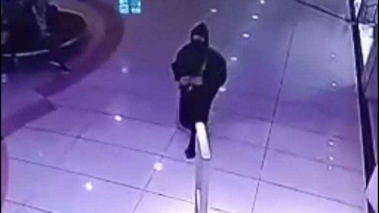 Müşteri gibi mağazaya girdi, alışveriş yapan kadının çantasını çaldı