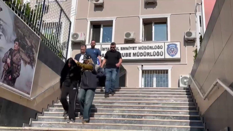 Müşteri gibi mağazaya girdi, alışveriş yapan kadının çantasını çaldı